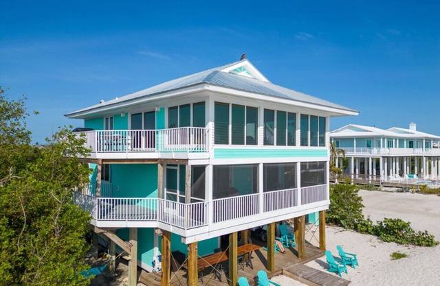 Mint Julep - Spacious Beachfront Home with Gulf Views & Outdoor Showers