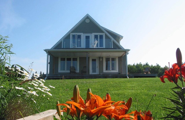 Minutes from beautiful beaches - Luxury and Comfort with a Fabulous View