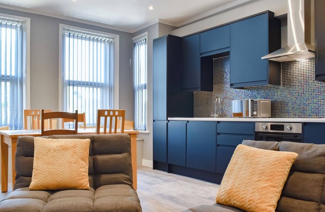 Minutes from Folkestone Central Station and modern flat with three bedrooms.