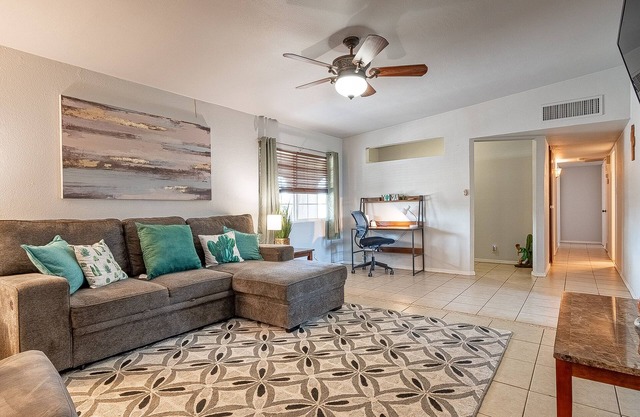 Minutes to river, downtown, shops, & restaurants. BBQ, Firepit, PetFriendly!