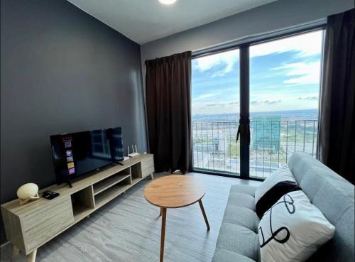 Miu's Cozy Stay at Trefoil Setia City