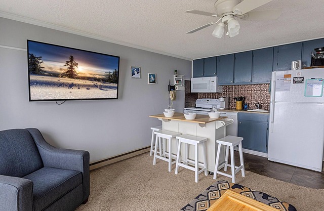 ML 166: Wonderful mountain views await you in this inviting summer oasis!
