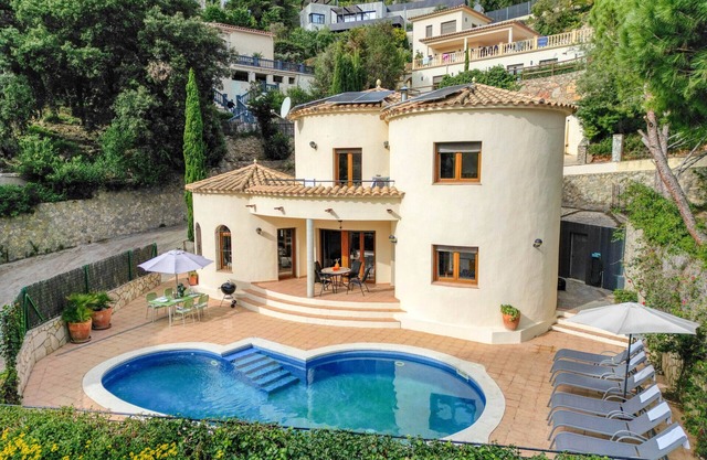 MM156: House with private pool in Sa Riera, Begur