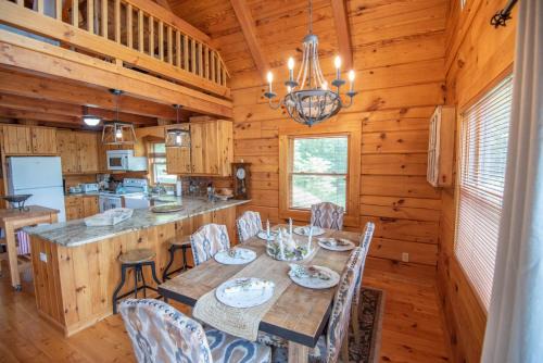 Mnt Views, Close to Everything, Hot Tub, Sleeps 4 - Buena Vista Cabin