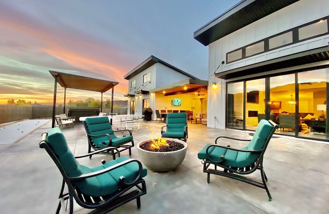 Moab Desert Escape Villa: Luxury 5-Bedroom Retreat with Heated Pool