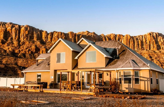 Moab Desert Home, 4 Bedroom Private House, Sleeps 10, Pet Friendly