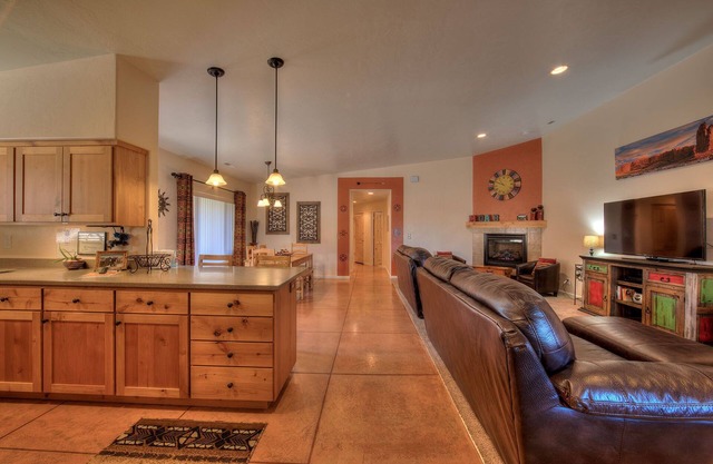 Moab Oleander Spacious Retreat, Private Spa, Ample Parking, 3 bdrms, 2 Suites