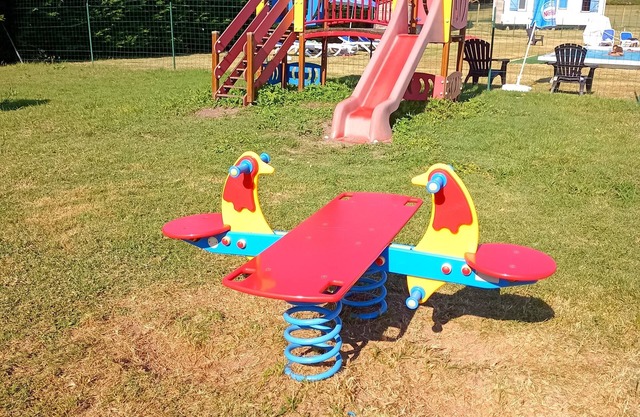 Mobile home 7/pers, in campsite located in barzan 17kms from Royan with swimming pool.