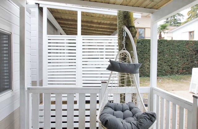 Mobilehome with air conditioning and a covered terrace