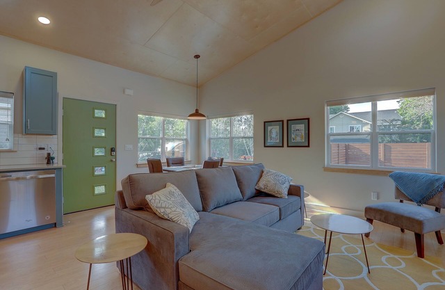 MOD POD Sleek & Modern, A/C, Cozy Retreat, Walk to Downtown