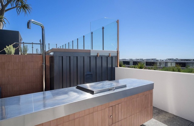 Modern 1-Bed Apartment with Views in Fremantle