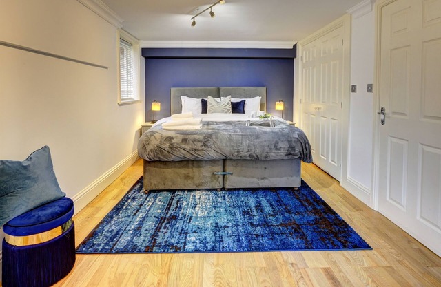 Modern 1 bed apartment, private courtyard terrace