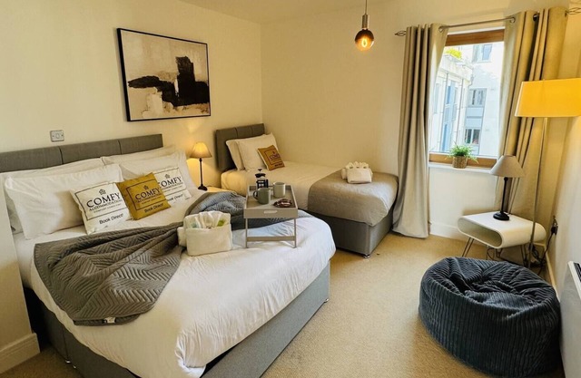 Modern 1-Bed Apartment with City Views – Ideal for Families, Business & Contractors