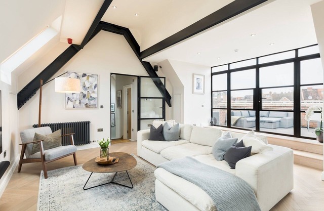 Modern 1 Bed with Roof Terrace, Central Warwick |Pass the Keys