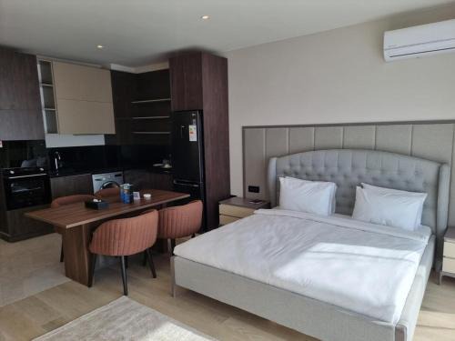 Modern 1-Bedroom Apartment at Sea Breeze Park Residences 2, Just Steps from the Beach, with Pool, Gym, Restaurants and Free Parking