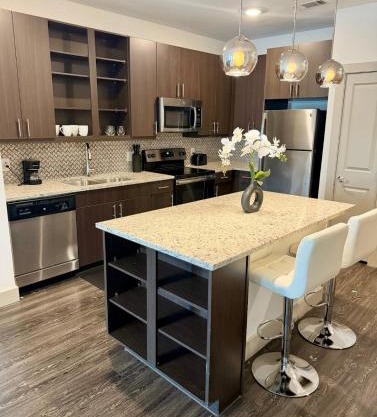 Modern 1BR Dallas peaceful escape in the heart of Farmers Branch! Less than 20 minutes from Downtown Dallas, 15 from DFW ariport 15 from Grapevine