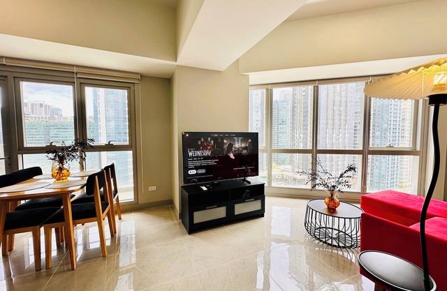Modern 1BR Edge w/Washer & Balcony in Uptown BGC
