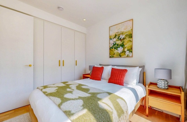 Modern 1BR Flat | Balcony & Near Tube | Pass the Keys