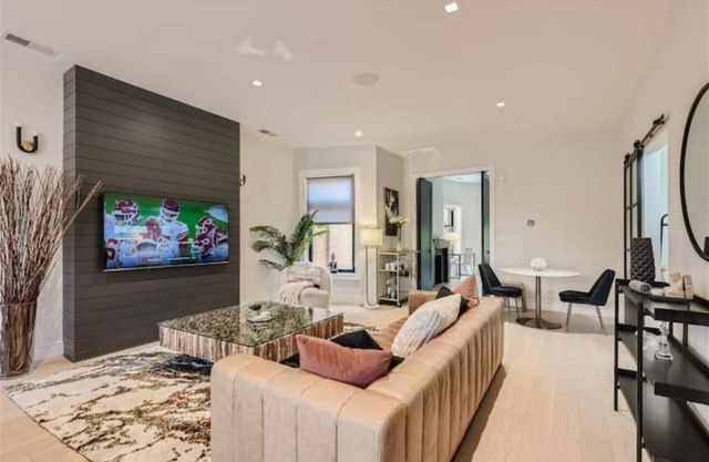 Modern 2-Bdrm Condo - Private Patio - In Unit Laundry