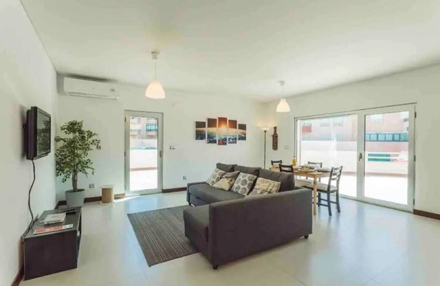 Modern, 2 bed apartment near the beach