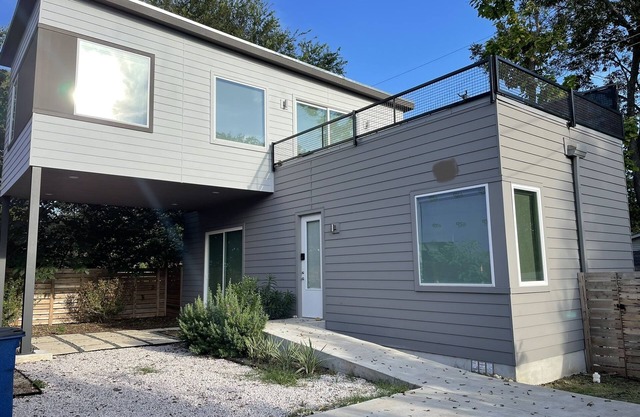 Modern 2 bed/bath home in South Austin, 10 minute drive to DT and Airport