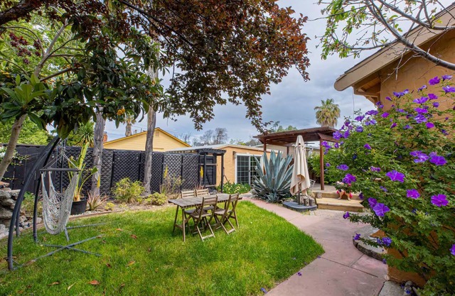 Modern 2 Bedroom 2 Bath House With Botanic Large Garden, Deck and Backyard