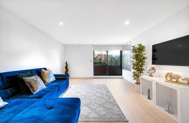 Modern 2-Bedroom Apartment River View, Near Canary Wharf, O2 Arena & ExCeL