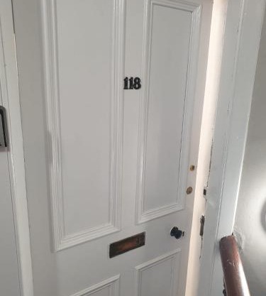 Modern 2-Bedroom Flat Near Park & River