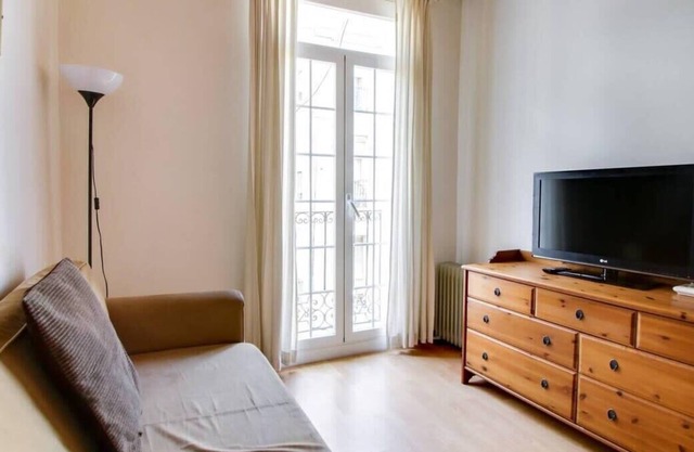Modern 2 Bedroom in Poble Sec, 7 Minutes to Metro