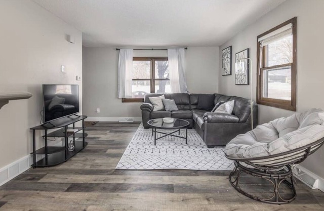 Modern 2 Bedroom Townhouse in Quiet Neighborhood