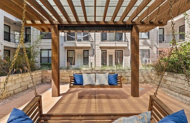 Modern 2B near Downtown with Pool and Cozy King Beds