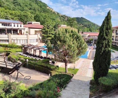 Modern 2BDRM in 5* Resort & pool