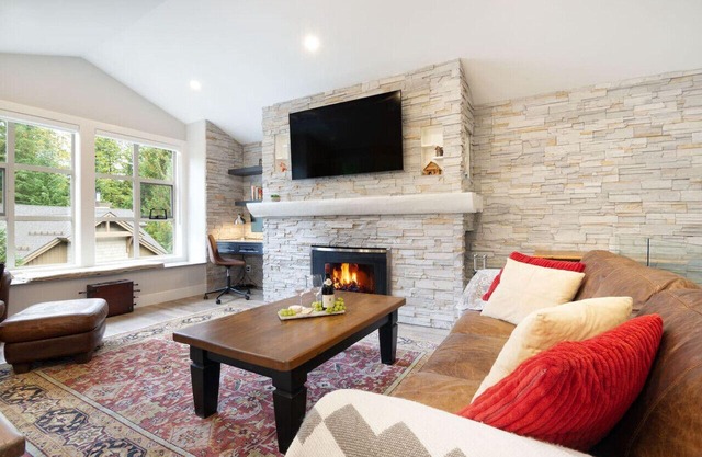 Modern 2BR/2BA Townhouse: HotTub & Pvt Garage!