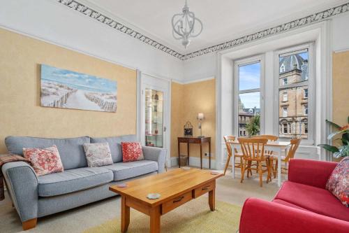 Modern 2BR Apt - Central Argyll Square Views