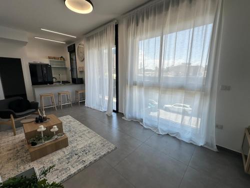 Modern 2BR by Azrieli & Sarona