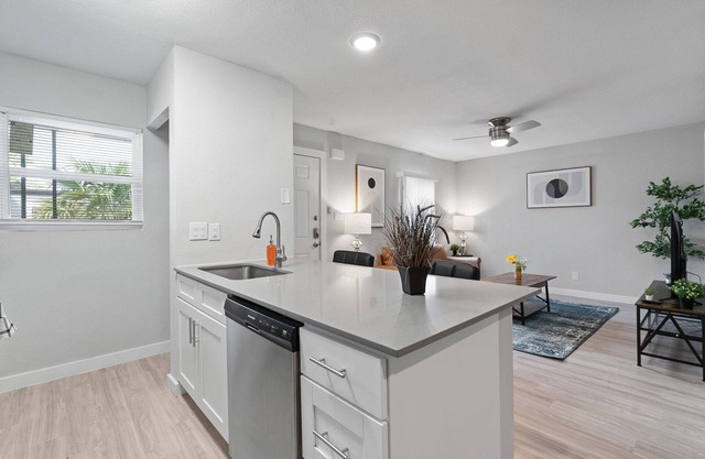 Modern 2BR Near UT | Hyde Park | Evonify 4318