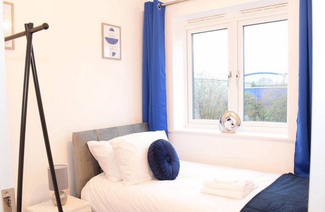 Modern 3 Bed House w/ Parking