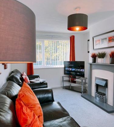 Modern 3 Bed house with parking - Chorley near M61