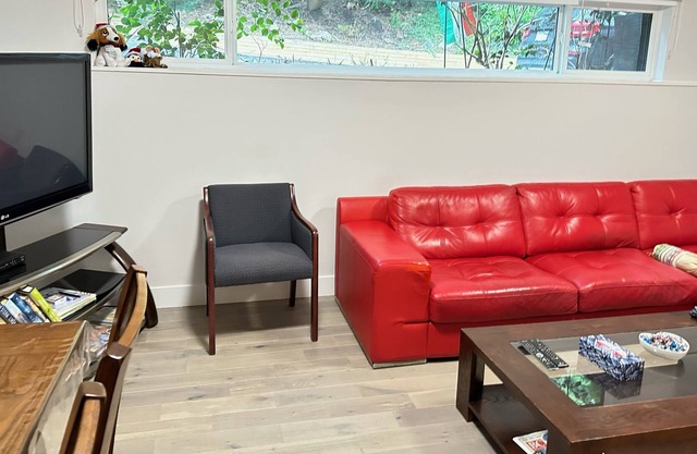Modern 3 Bedrooms, 2 Bathrooms, 2 kitchens, Fully Renovated Garden level