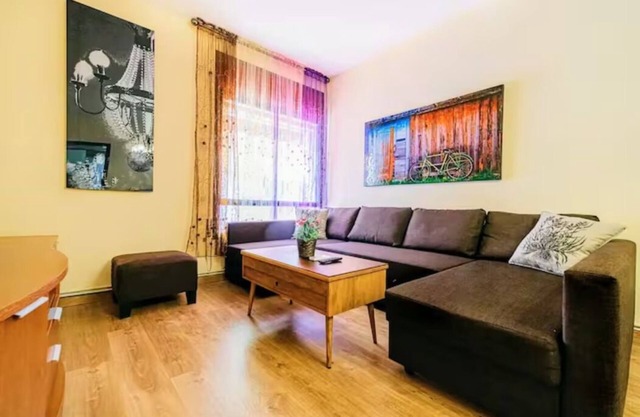 Modern 3-bedroom apartment in the city centre, with elevator, AC, washer, dryer