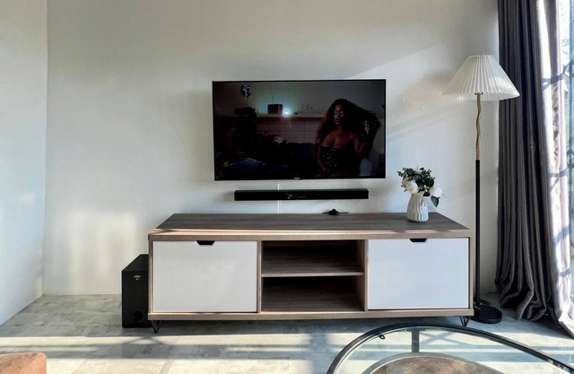 Modern 3-bedroom cottage 15 mins away from the City Centre along Bvumba road.