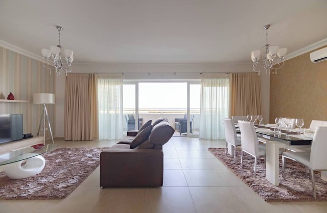 ✨ Modern 3-bedroom ground floor apartment in Sliema’s award-winning Fort Cambridge 🌊. Luxury living, top location & just steps from the sea, shops & cafés ☕🛍️.