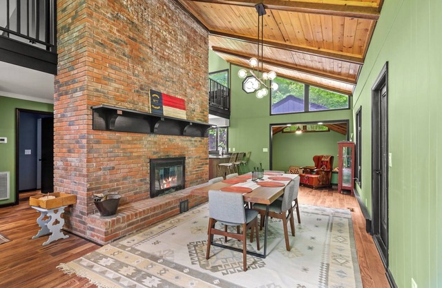 Modern 3-bedroom house with EV Charger in West Jefferson