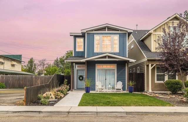 Modern 3BR/3BA Retreat Near Downtown