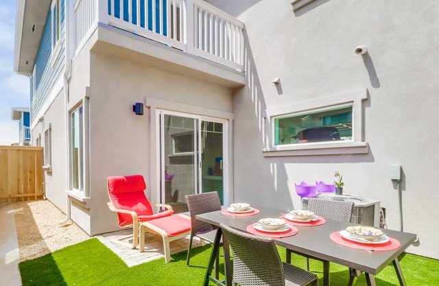 Modern 3BR Family Home w Garage, 5 min to Beach/DT