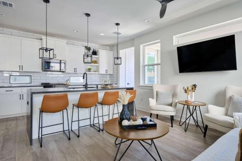 Modern 3BR Retreat - Near Airport - DT - BBQ