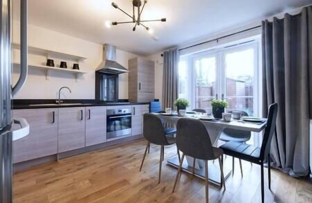 Modern 4-Bed Edinburgh House with Private Parking at City Centre