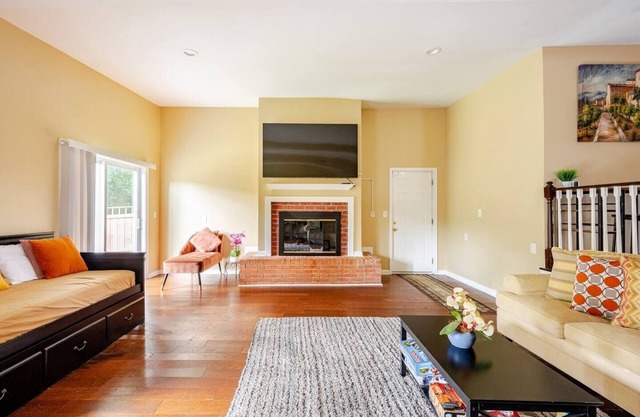 Modern 4-bedroom house, TV in bedroom,big fence yard, Pet stay free,Lighted yard