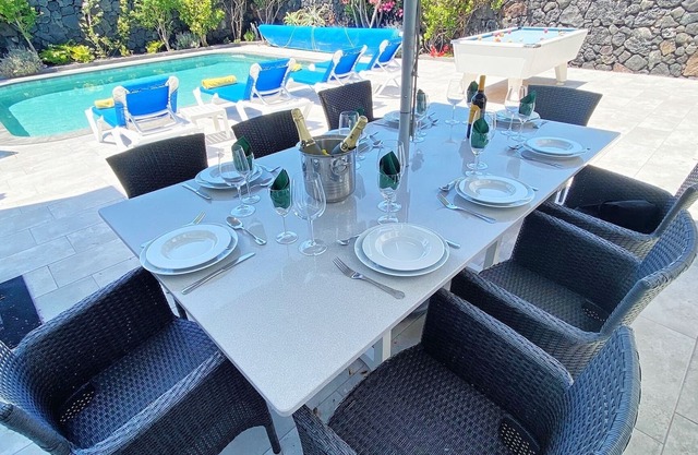 Modern 4 bedroom villa, WIFI, pool table Air /Con and darts