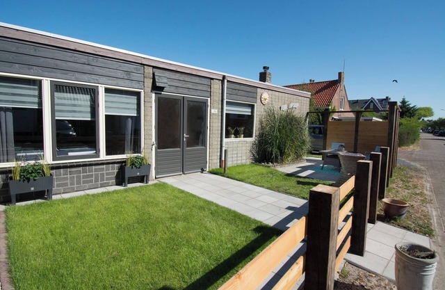 Modern 4-person bungalow near beach